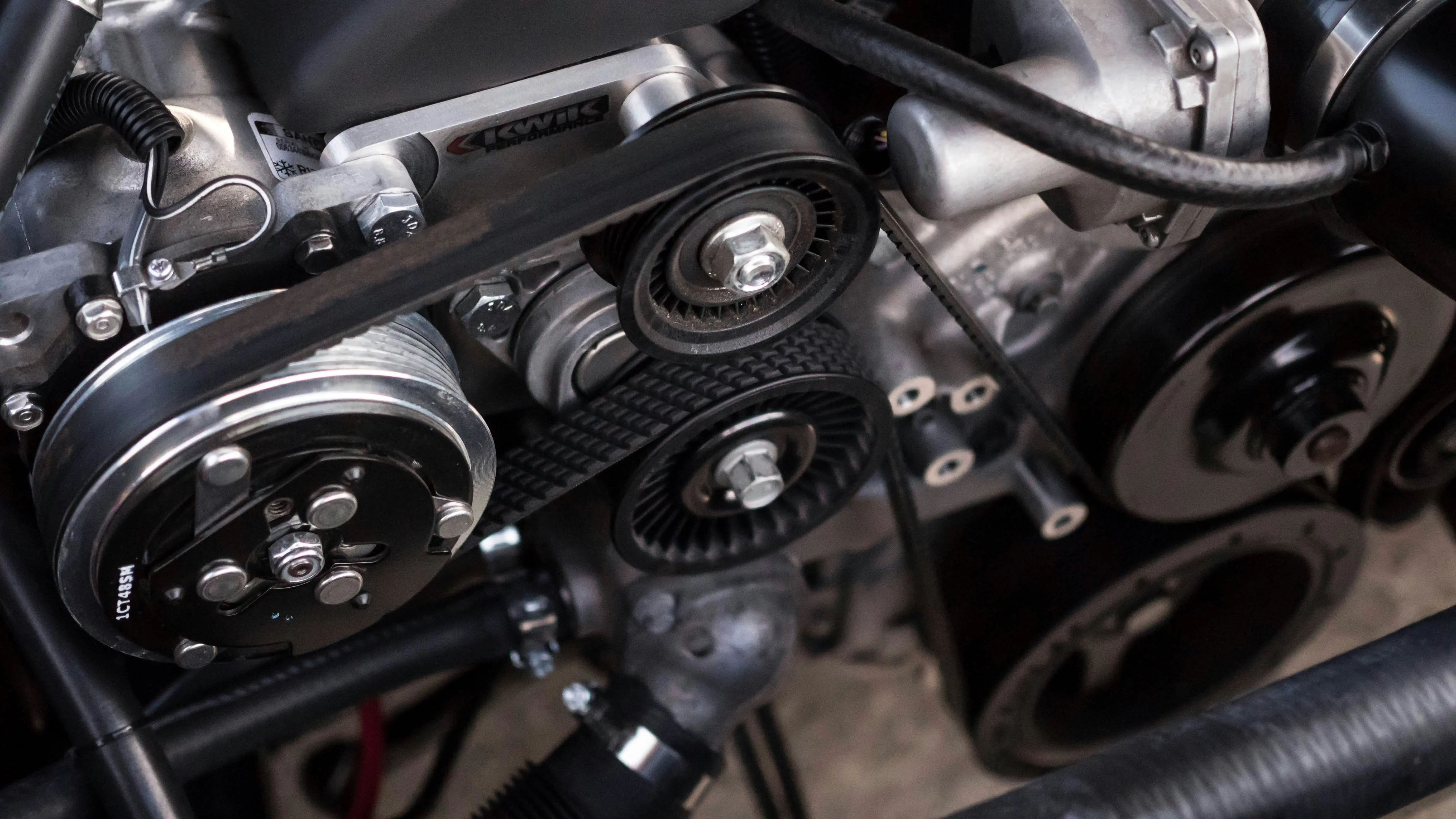 Nahaufnahme eines Riementriebs am Motor