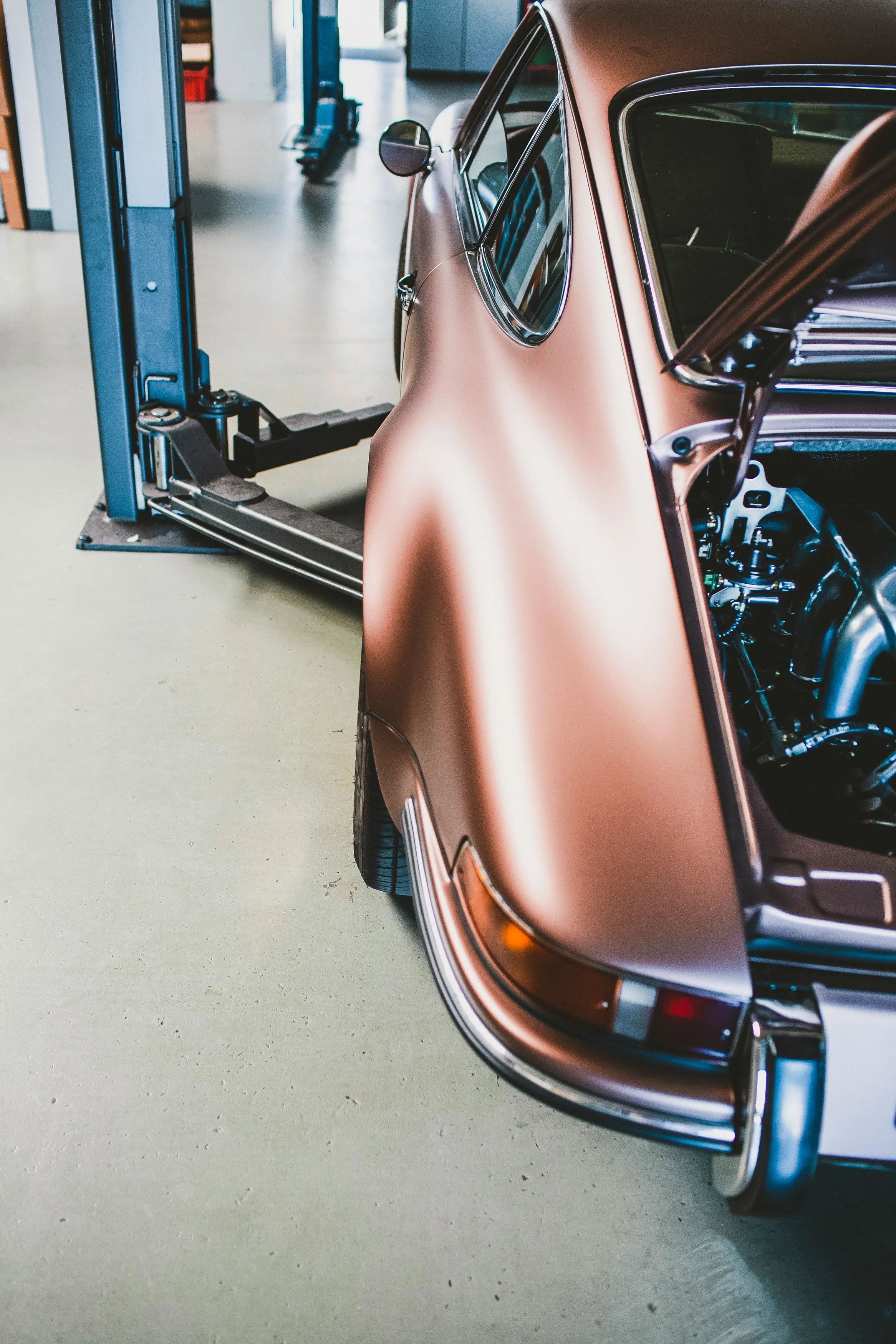 Oldtimer auf der Hebebühne in der Werkstatt